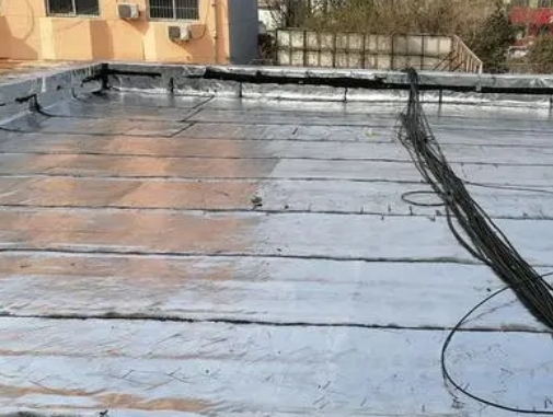 营口卫生间漏水维修公司分享下营口屋面楼顶防水刚性防水层施工要点。